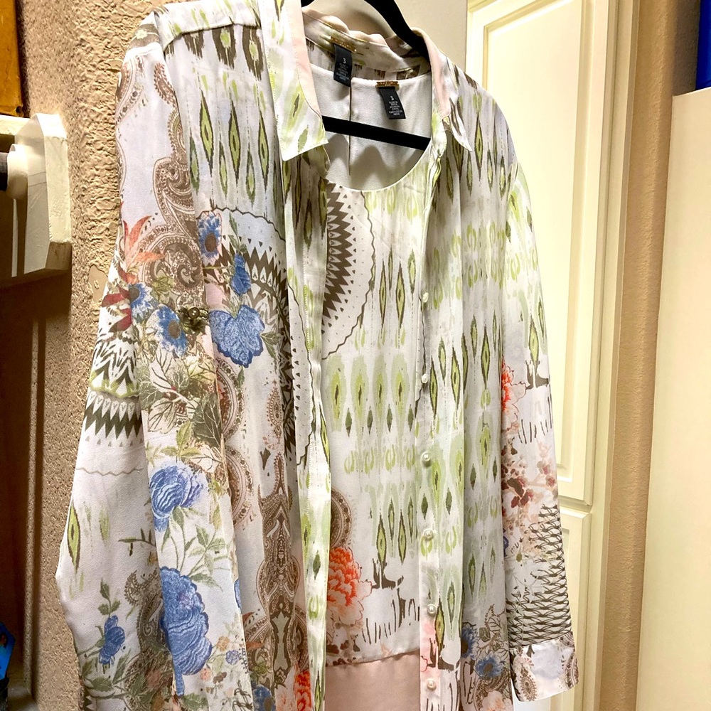 Chicos 2 pc shell/tunic in lightweight fabric of muted colors.  Worn once! Sz 3